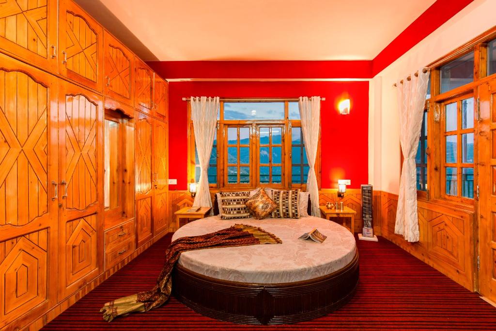 Postel nebo postele na pokoji v ubytování Zostel Homes Kotkhai (Shimla)