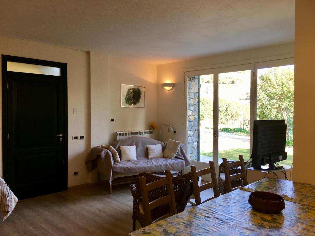 salon z kanapą i stołem w obiekcie La casa di Fedra w mieście Imperia