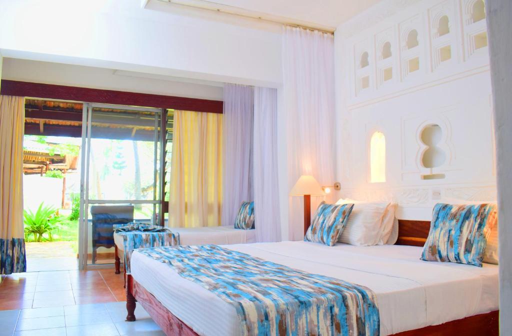 Postel nebo postele na pokoji v ubytování Reef Hotel Mombasa