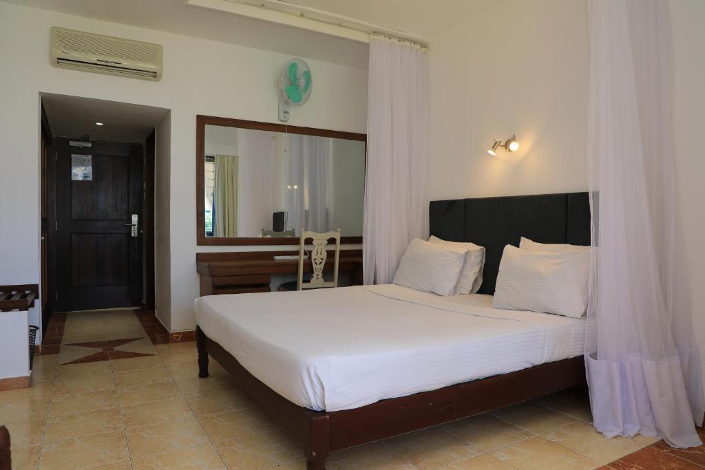 Postel nebo postele na pokoji v ubytování Reef Hotel Mombasa