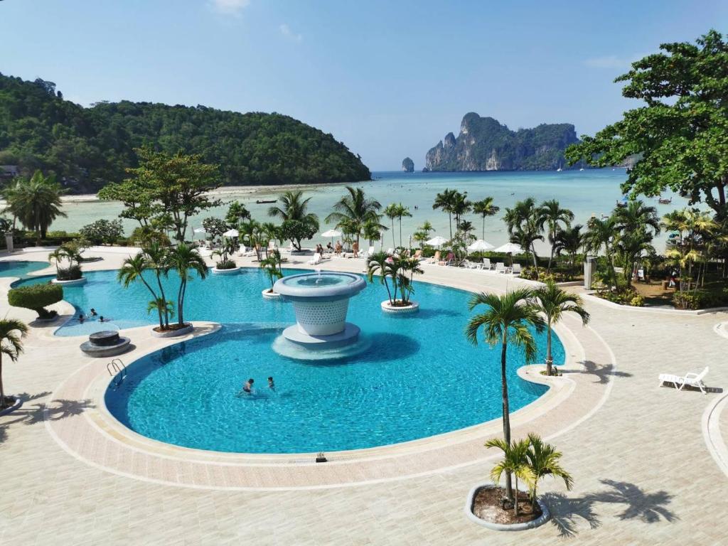 einen Pool im Resort mit Blick auf das Wasser in der Unterkunft Phi Phi Island Cabana Hotel in Ko Phi Phi