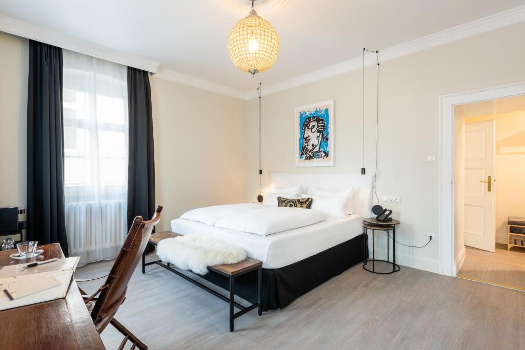 Postel nebo postele na pokoji v ubytování Hotel Würzburger Hof ****