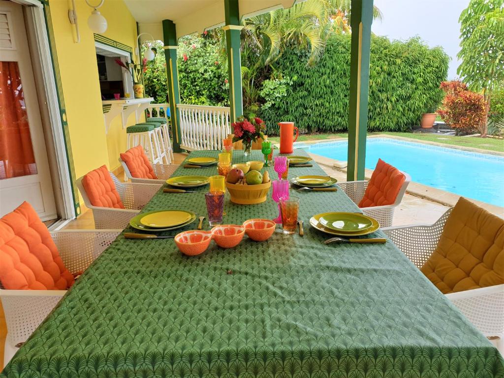 Bazén v ubytování Villa Guadeloupe Saint François Accès Mer Piscine IGUANA BAY - Villa Zagadi nebo v jeho okolí