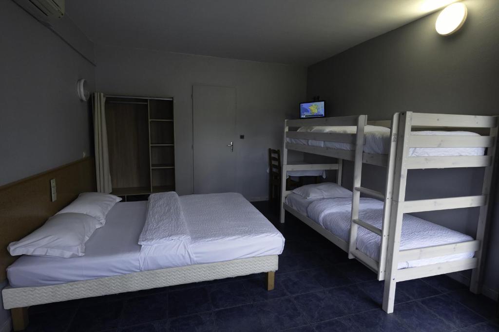 a bedroom with two bunk beds and a room with at Dortoirs Rocade 2 in Pamiers