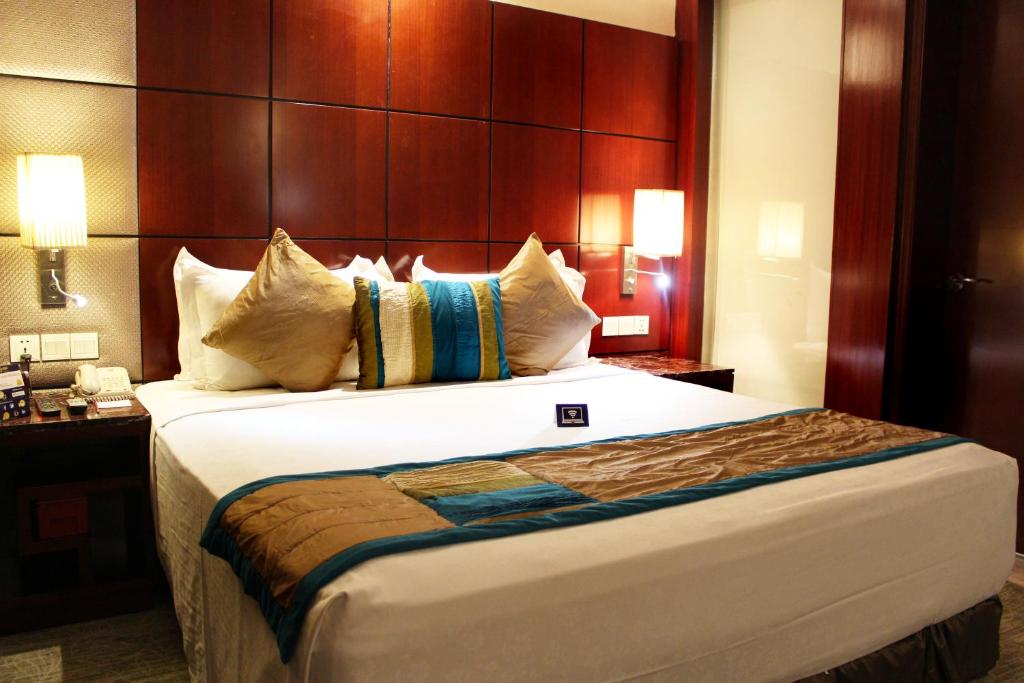 Postel nebo postele na pokoji v ubytování SkyCity Hotel Gurgaon
