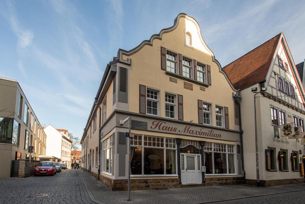 ein Gebäude mit einem Laden auf einer Straße in der Unterkunft Haus Maximilian in Erfurt