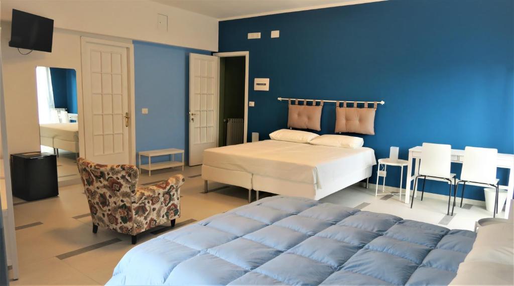 una camera con letto e parete blu di MOKARTA B&B a Catania