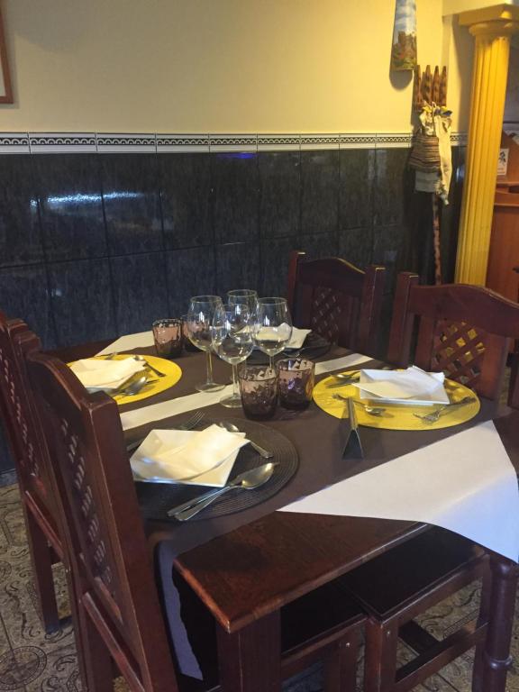a table with wine glasses and napkins on it at Hotel Sonia Chipude in El Cercado