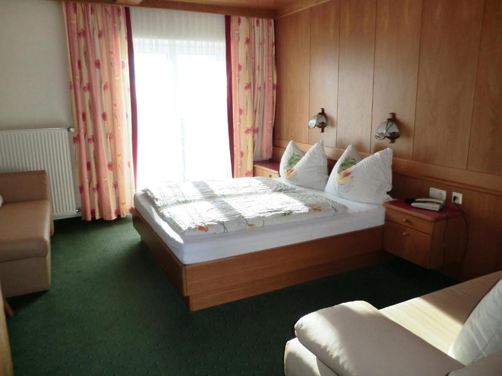 Postel nebo postele na pokoji v ubytování Alpenhotel Tauernstüberl