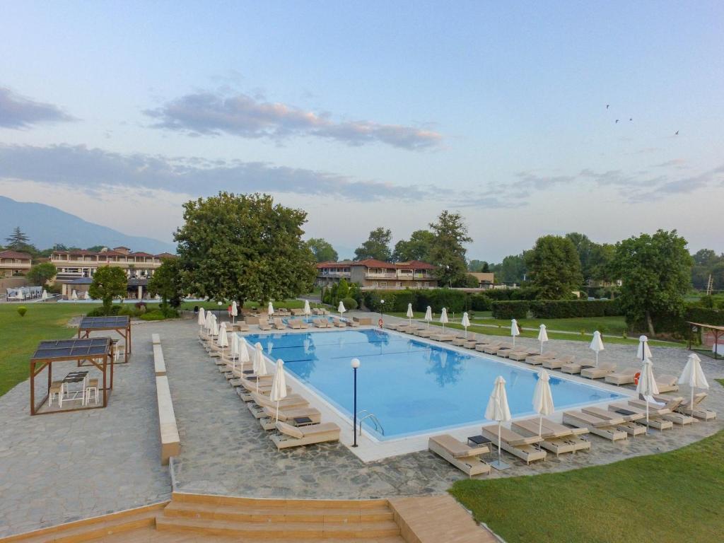 Bazén v ubytování Dion Palace Resort and Spa nebo v jeho okolí