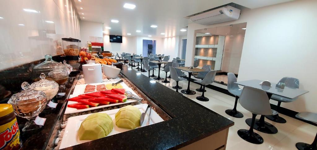a buffet line in a restaurant with food on display at Hotel Gemeos in São Mateus