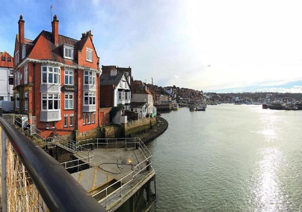 Blick auf einen Fluss mit Häusern und Gebäuden in der Unterkunft The Dolphin Hotel in Whitby