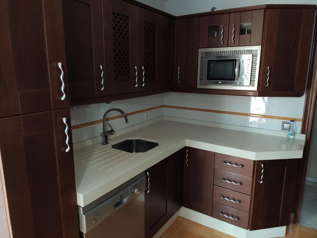 A kitchen or kitchenette at Plaza de las Infantas, Sanlucar Centro.