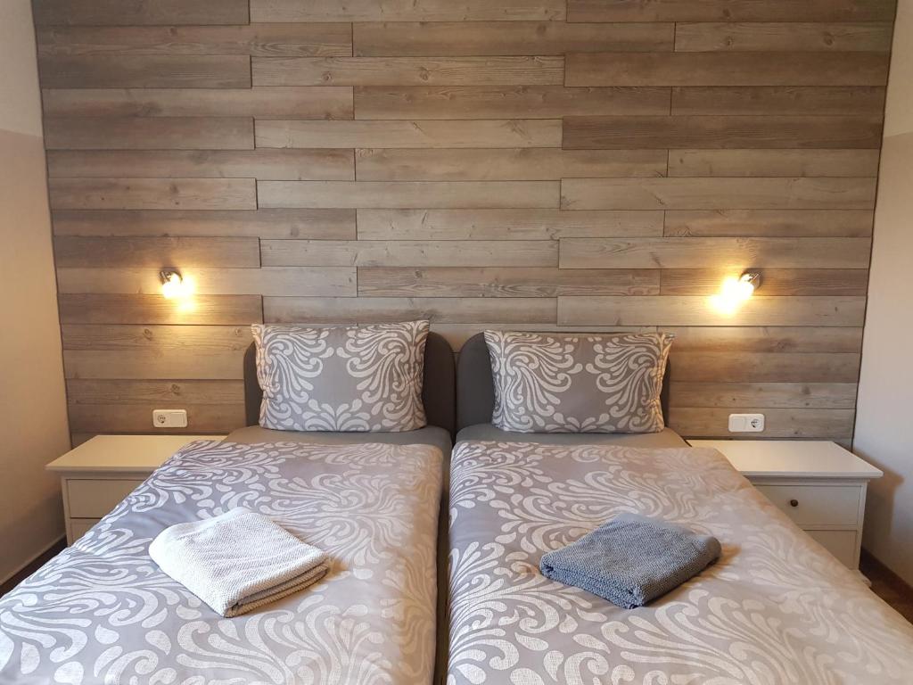 ein Schlafzimmer mit einem Bett mit zwei Kissen in der Unterkunft Flensburg Ferienwohnungen Apartment 1 in Flensburg