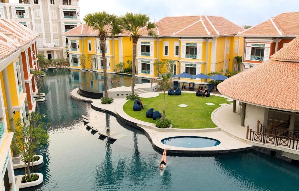 Bazén v ubytování The Royal Family Suites by Memoire Palace Resort & Spa nebo v jeho okolí