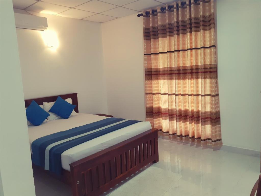Postel nebo postele na pokoji v ubytování Radha Tourist Home