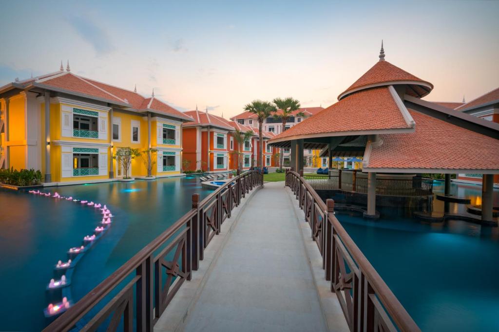 Bazén v ubytování The Royal Family Suites by Memoire Palace Resort & Spa nebo v jeho okolí