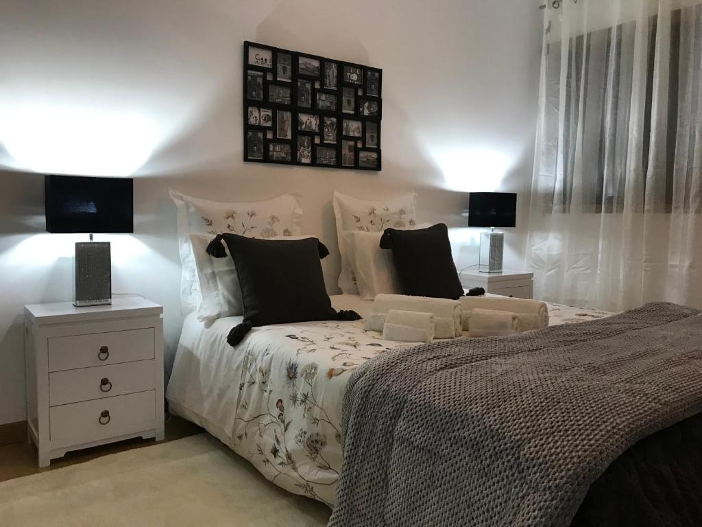 科英布拉的住宿－Miguel Torga Apartments，一间卧室配有一张带2个床头柜和2盏灯的床。