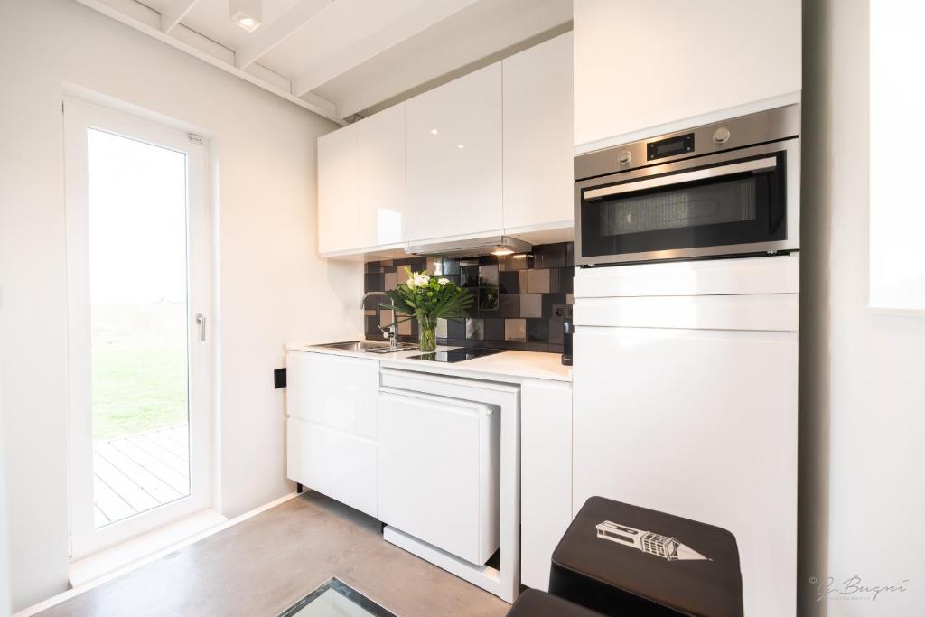 Kuchyň nebo kuchyňský kout v ubytování Logement insolite La tour de Larbuisson
