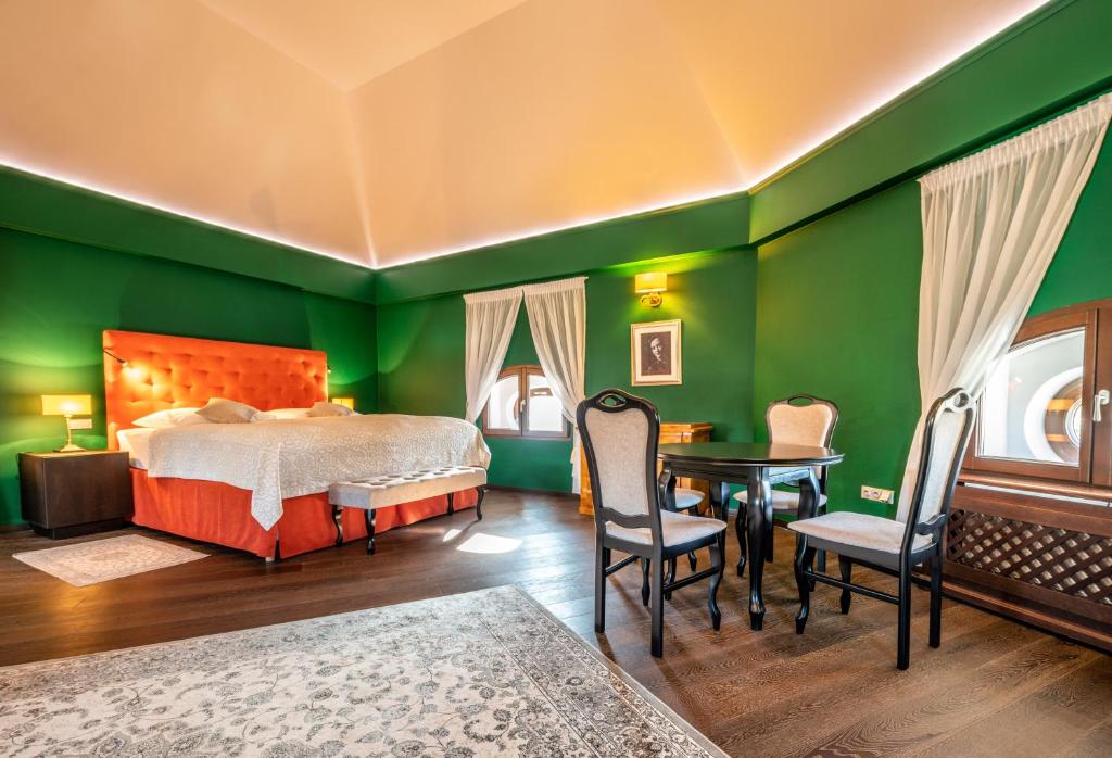 Postel nebo postele na pokoji v ubytování Chateau Appony