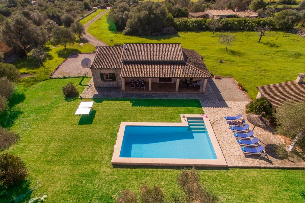 vista aerea di una casa con piscina di Villa Les Figueres By homevillas360 a Pollença