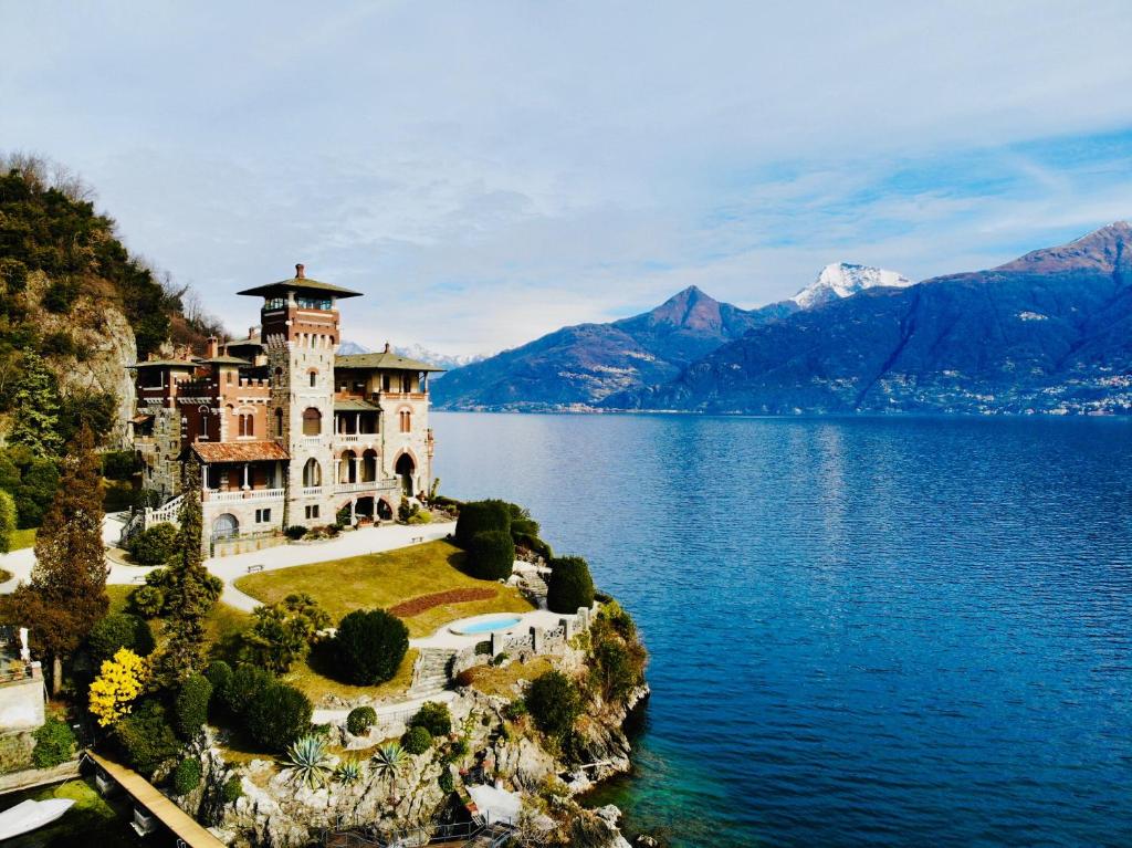 un castello sul bordo di un corpo d'acqua di Villa Gaeta luxury apartment sleeps 8 guests ad Acquaseria