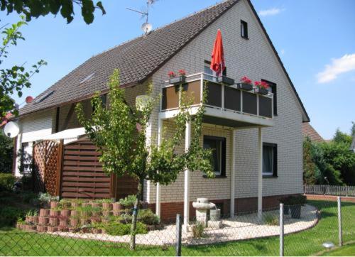 una casa con una boca de incendios delante de ella en Ferienwohnung Barbara, en Hagenburg