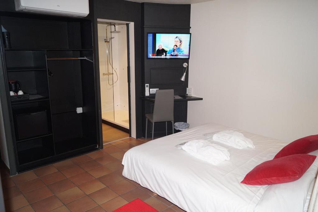 Postel nebo postele na pokoji v ubytování Tropical Hotel