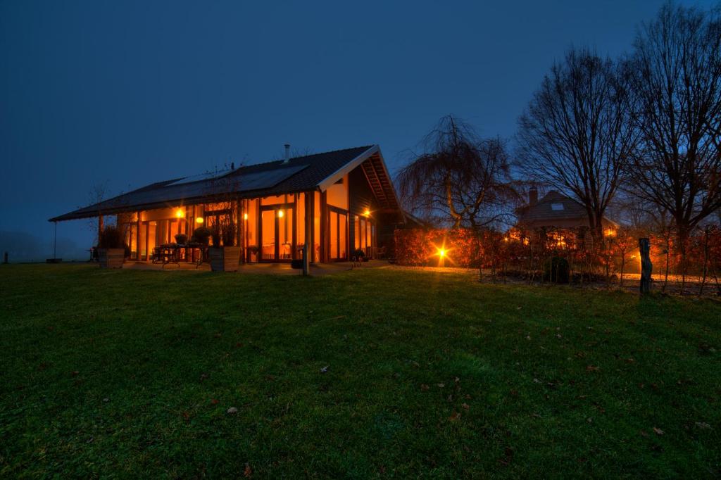 ein Haus auf einem Feld in der Nacht in der Unterkunft Bed & Breakfast de Wandhorst in Gaanderen