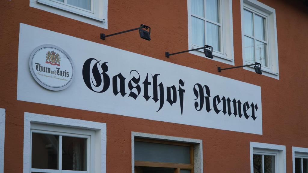 znak na boku budynku w obiekcie Gasthof/ Pension Renner w mieście Thalmassing