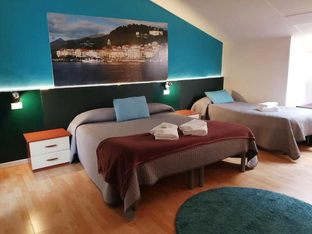 Un pat sau paturi într-o cameră la Gira Guest House