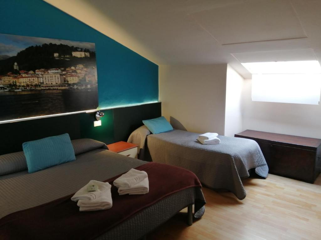Ένα ή περισσότερα κρεβάτια σε δωμάτιο στο Gira Guest House
