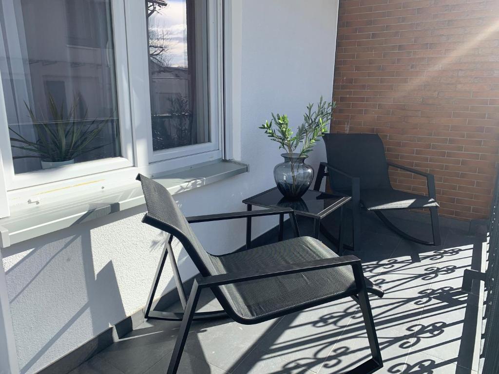 Prime Host Balcony Apartment - 17