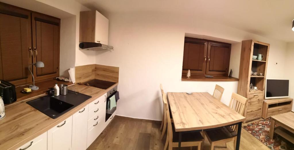 Kuchyňa alebo kuchynka v ubytovaní Villa Korálka