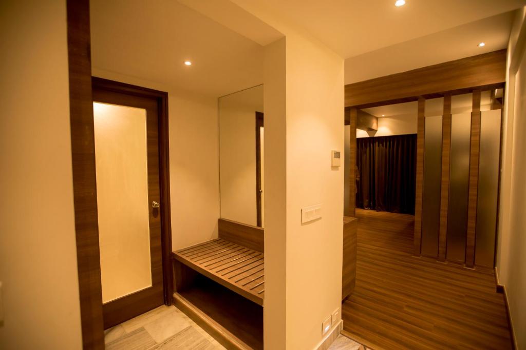 Postel nebo postele na pokoji v ubytování S Hotels Chennai