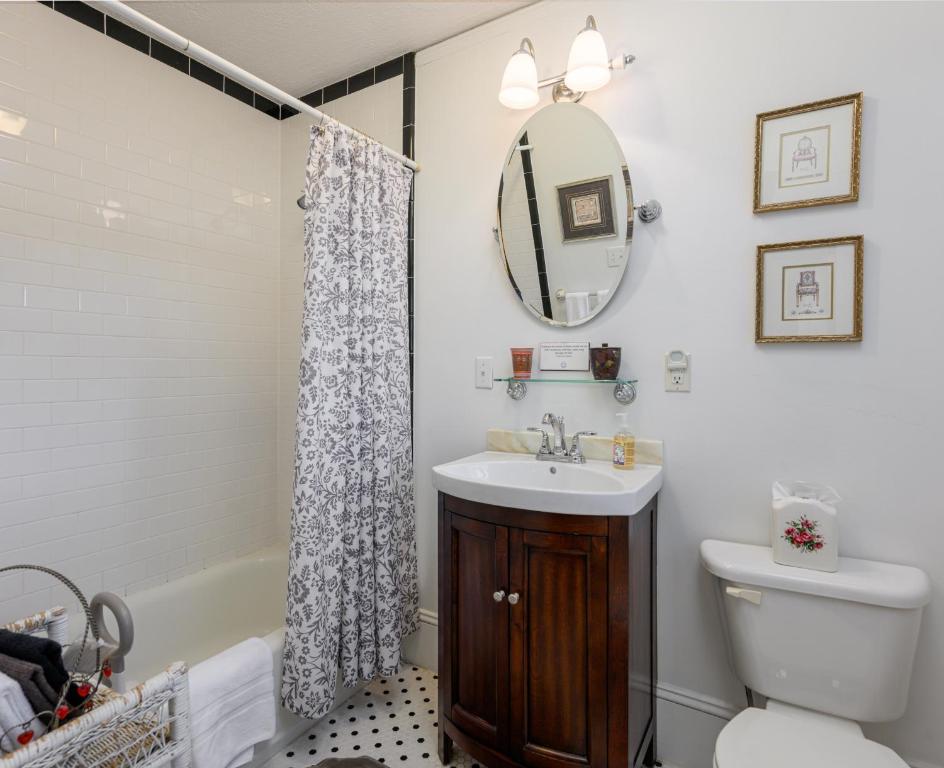 Oakland Cottage Bed and Breakfast - Queen Room # 7
