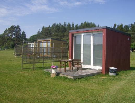 un cobertizo con un banco y una mesa en un campo en Kiige Holiday Park, en Linnamäe