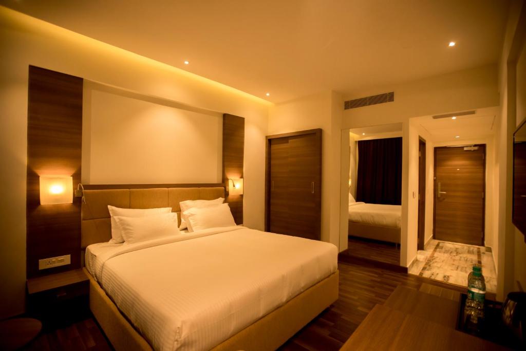 Postel nebo postele na pokoji v ubytování S Hotels Chennai