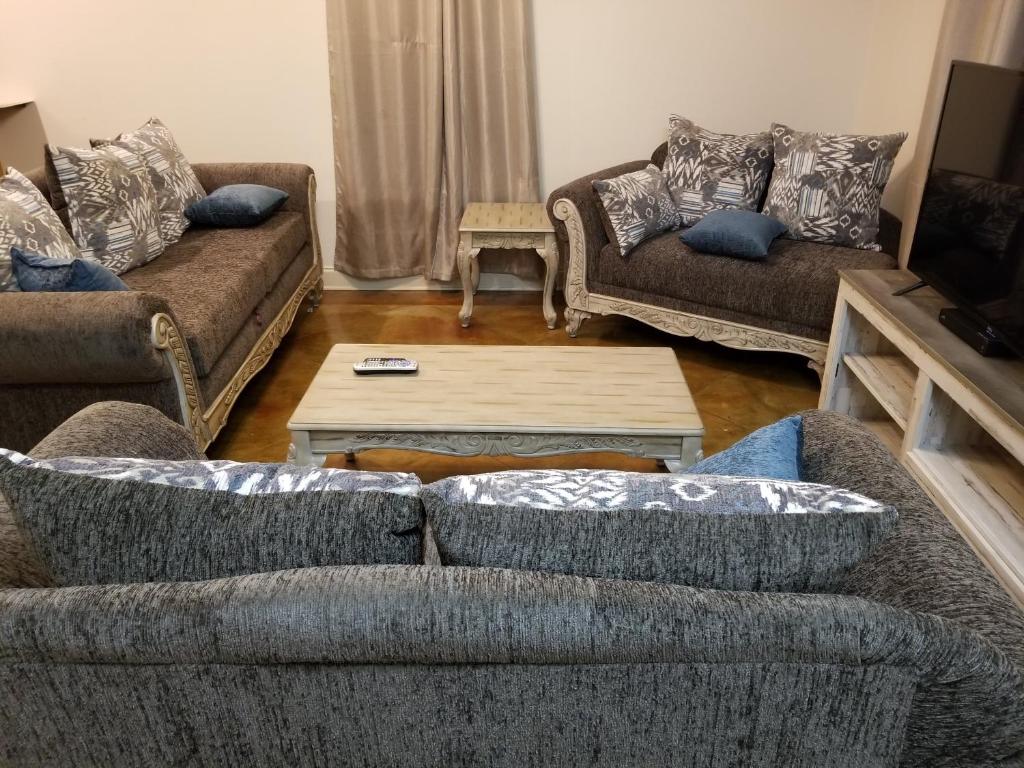 Sala de estar con 2 sofás y mesa de centro en Villa 2, en Hammond