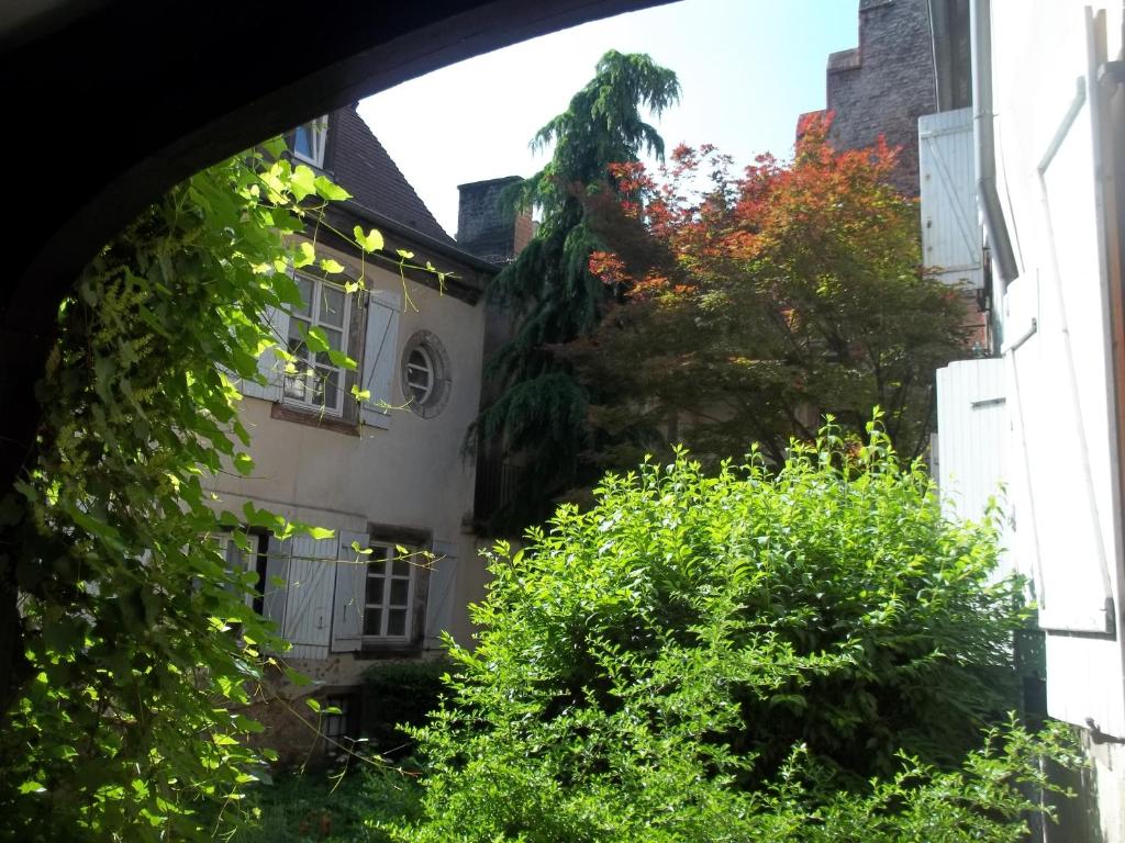 - une vue sur une maison avec des arbres et des buissons dans l'établissement La Chaumière, à Strasbourg