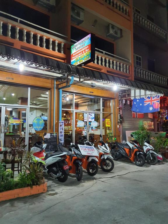 una fila de motocicletas estacionadas frente a una tienda en Andaman Sea Guesthouse Patong, en Patong Beach