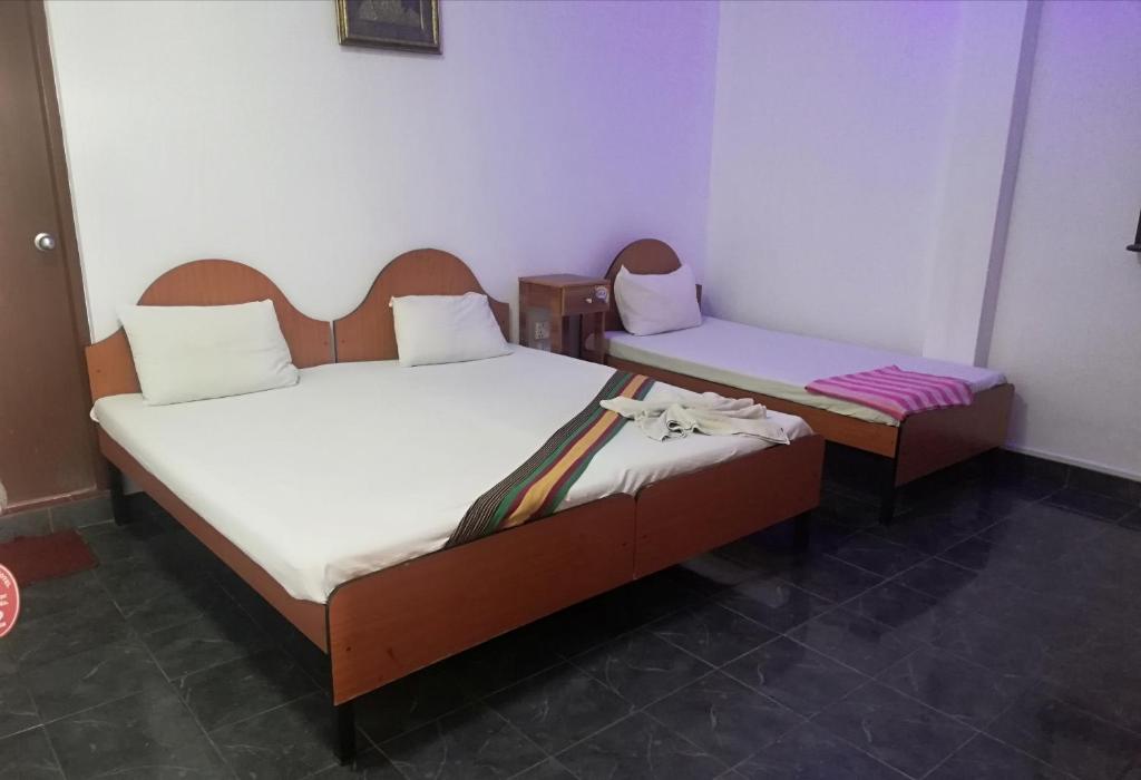 Postel nebo postele na pokoji v ubytování Sunshine Hotel