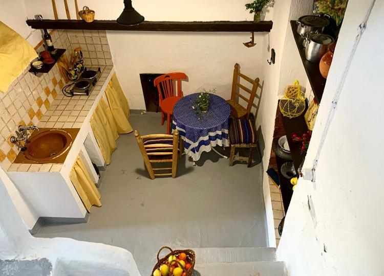 eine Küche mit einem Tisch und Stühlen im Zimmer in der Unterkunft Casilla Cantón in Canjáyar