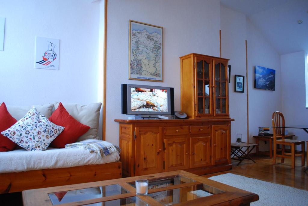 Apartamento Aticoroel (España Jaca) - Booking.com