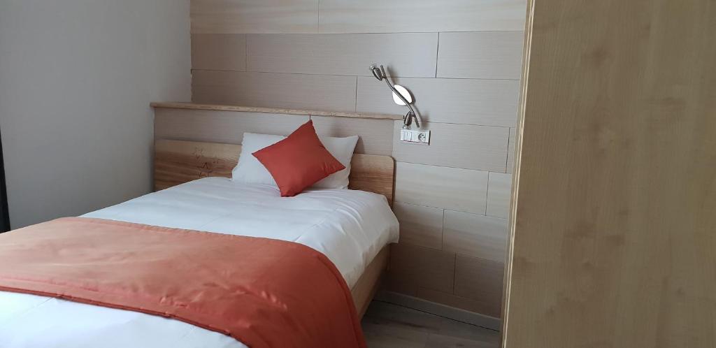 Postel nebo postele na pokoji v ubytování Logis Hôtel Restaurant Hostellerie de l'Étoile