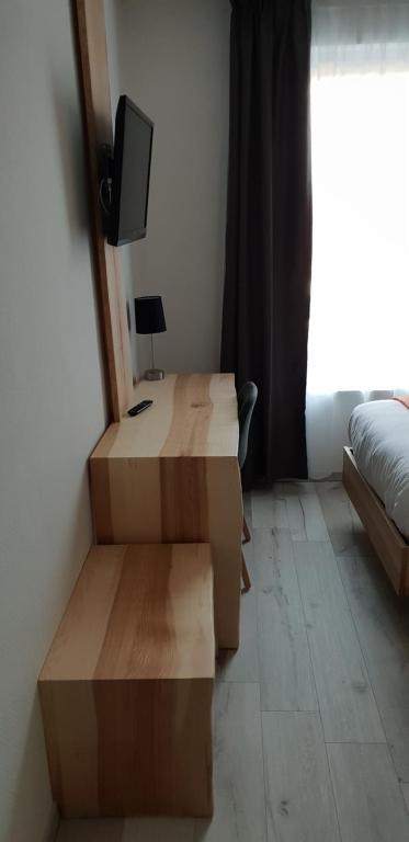 TV a/nebo společenská místnost v ubytování Logis Hôtel Restaurant Hostellerie de l'Étoile
