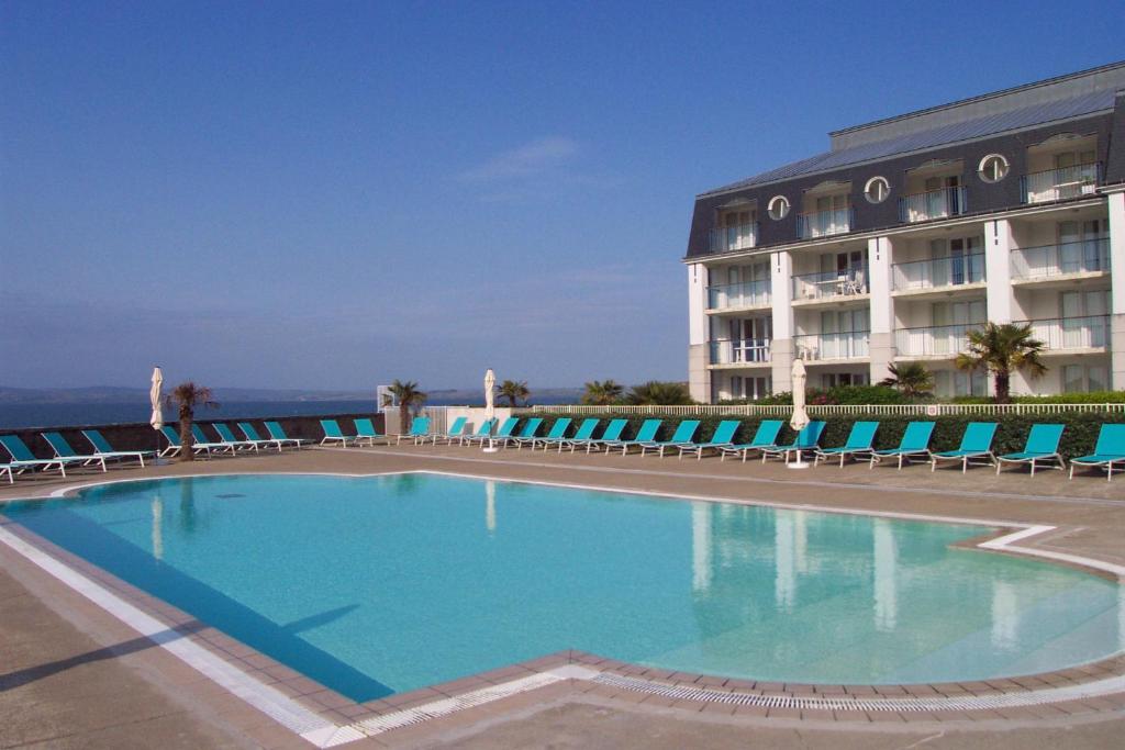 a large swimming pool in front of a hotel at Surcouf in Douarnenez