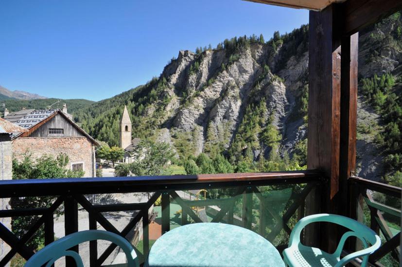 einen Balkon mit Stühlen und Bergblick in der Unterkunft Gîtes du Presbytère in Saint-Dalmas-le-Selvage