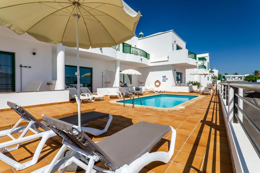 Bazén v ubytování Apartamentos los Quiqueres nebo v jeho okolí