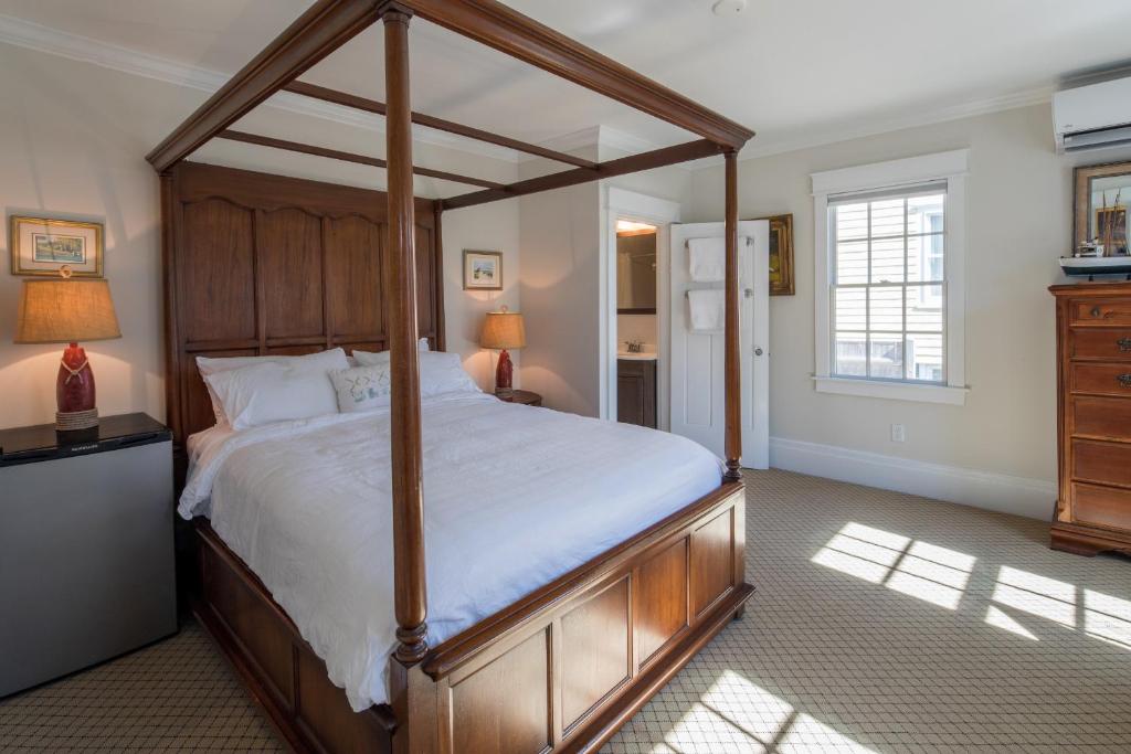 Un pat sau paturi într-o cameră la The Clarendon House